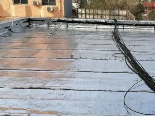 建德卫生间漏水维修公司分享下建德屋面楼顶防水刚性防水层施工要点。
